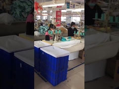 I vestiti di nuoto delle ragazze dell'estate lungamente collegano i vestiti con un manicotto di nuoto dei bambini per il bikini dei bambini